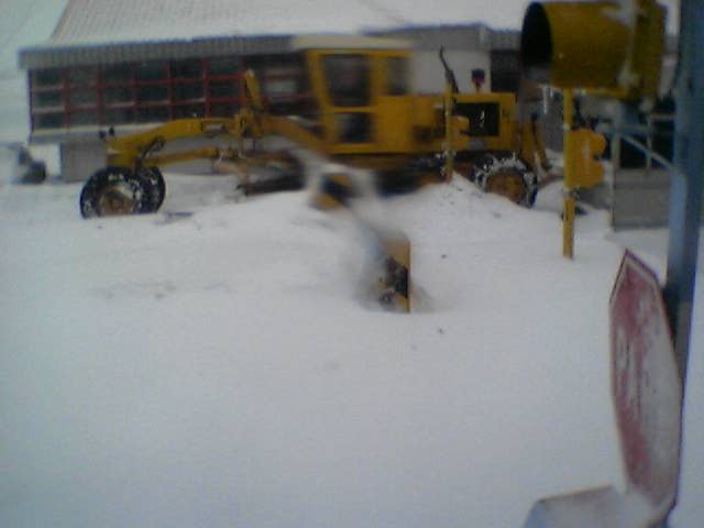 De bulldozer om sneeuw te ruimen.