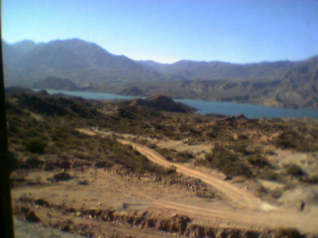 Een prachtig blauw meer tussen de cerro's