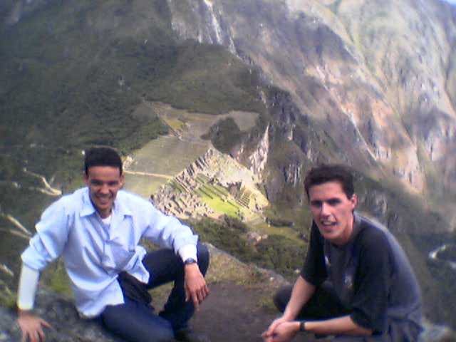 Peter en Sean, met op de achtergrond Machu Picchu.