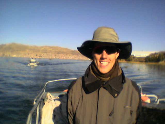 Peet op het Titicaca-meer, op weg naar de drijvende eilanden.