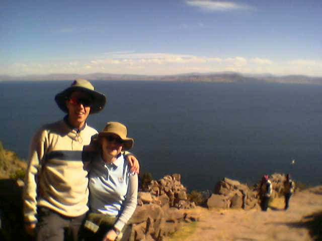 Samen op het eiland Taquile, met het Titicaca-meer op de achtergrond.