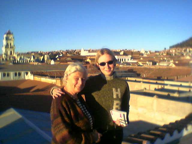 Oma en ik op het dak van het klooster.