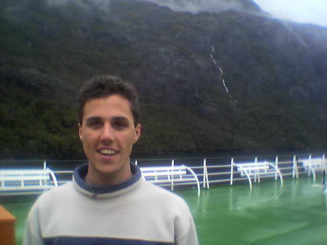 Peter met 1 van de talrijke watervallen