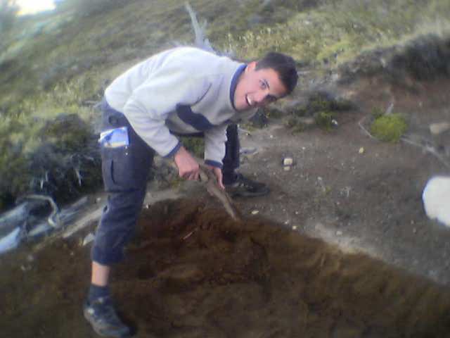 Peter aan het graven om de grond wat vlakker te krijgen