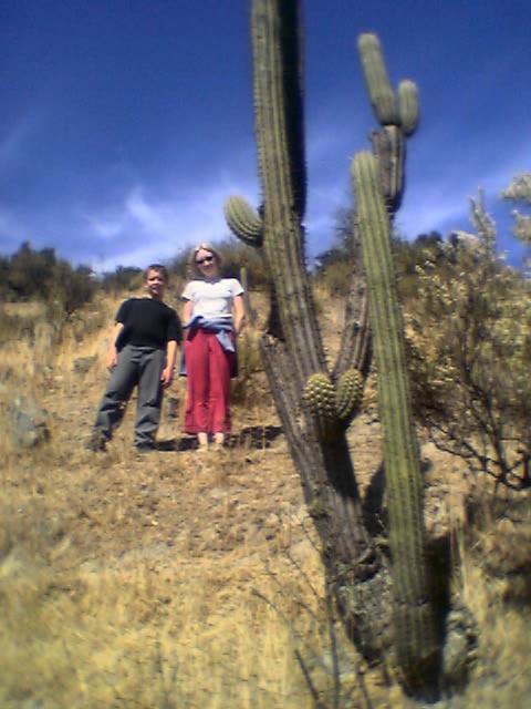 Sabine en Dani naast een cactus